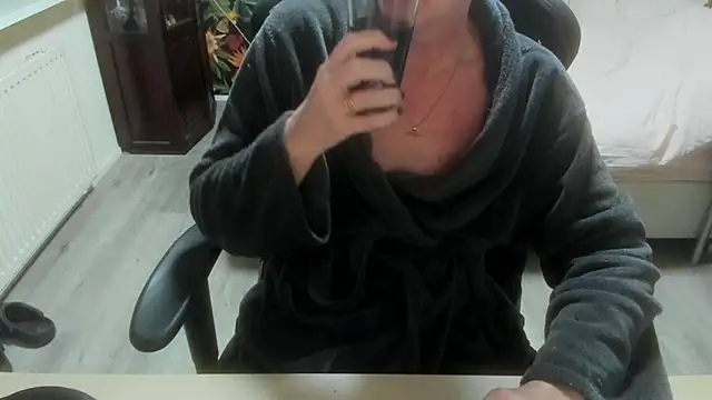 minoesje37 online show from March 2026 08:12:01 PM