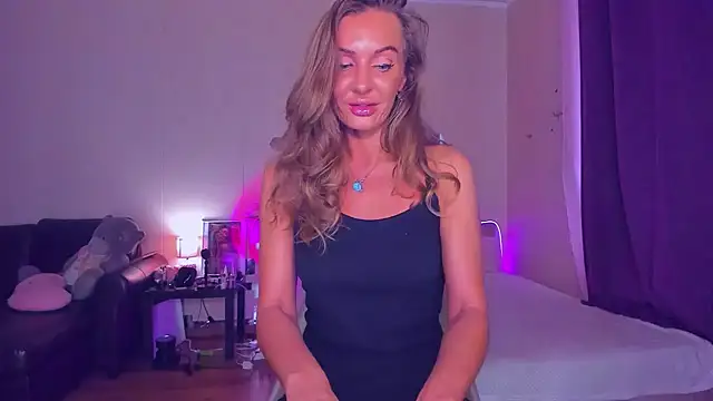 Snapshot of EmmaAbramson chatting on September 2025 09:54:02 AM EmmaAbramson online show from September 2025 09:54:02 AM