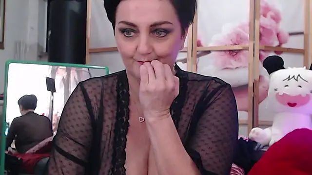 lucillabollente online show from November 2025 05:45:02 PM