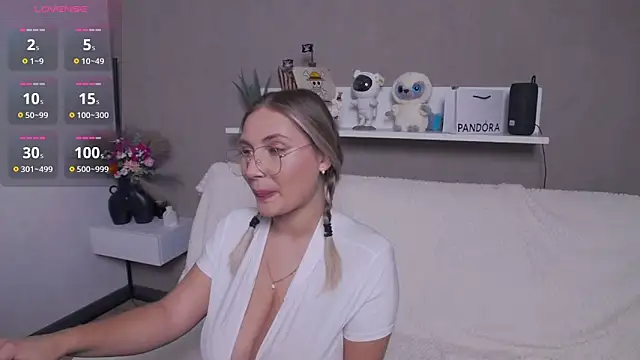 Snapshot of DakotaMae chatting on November 2025 04:16:02 PM DakotaMae online show from November 2025 04:16:02 PM