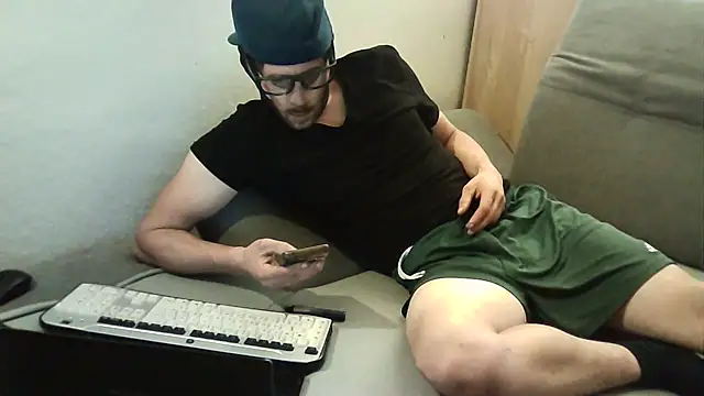 Snapshot of ShyGuyWannaTry chatting on September 2025 11:26:01 PM ShyGuyWannaTry online show from September 2025 11:26:01 PM