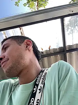 Snapshot of RetainedHound chatting on December 2025 04:45:02 PM RetainedHound online show from December 2025 04:45:02 PM