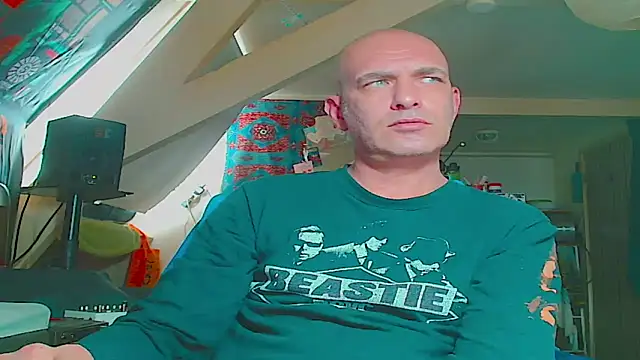 Snapshot of maxhard77 chatting on June 2026 09:08:02 AM maxhard77 online show from June 2026 09:08:02 AM