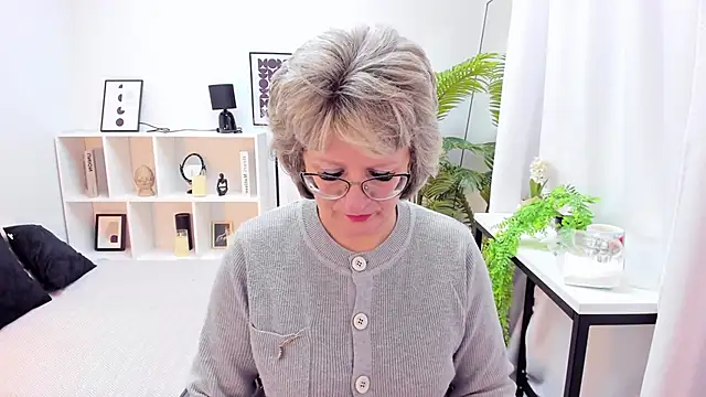 Snapshot of EvelynJoyful chatting on November 2025 05:13:02 AM EvelynJoyful online show from November 2025 05:13:02 AM