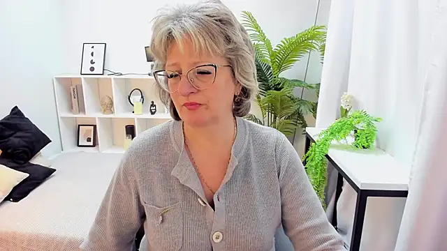 EvelynJoyful online show from November 2025 05:07:01 AM