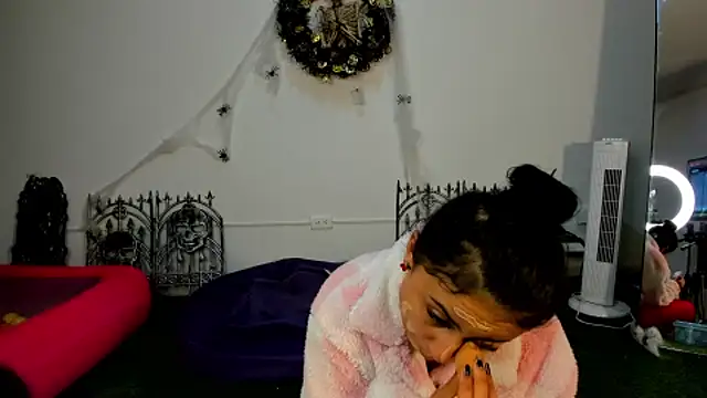 AbbyTaylorr online show from October 2025 03:45:01 AM