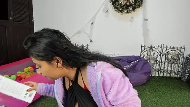 AbbyTaylorr online show from October 2025 04:54:01 AM