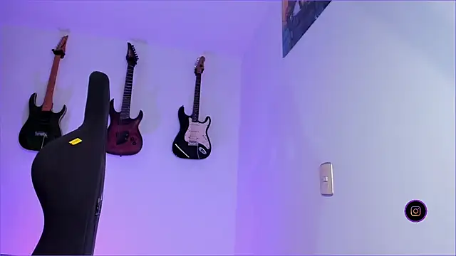 Snapshot of Elle chatting on March 2025 01:10:02 AM Elle online show from March 2025 01:10:02 AM