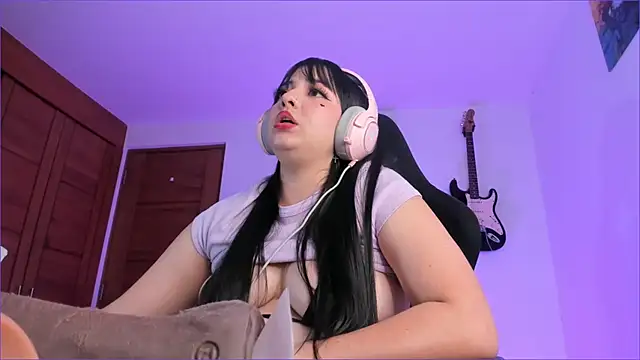 Snapshot of Elle chatting on March 2025 01:24:02 AM Elle online show from March 2025 01:24:02 AM