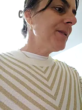 Snapshot of IsabelleCraft chatting on October 2025 12:01:02 PM IsabelleCraft online show from October 2025 12:01:02 PM