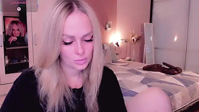 Libby Nora online show from October 2025 09:18:01 AM