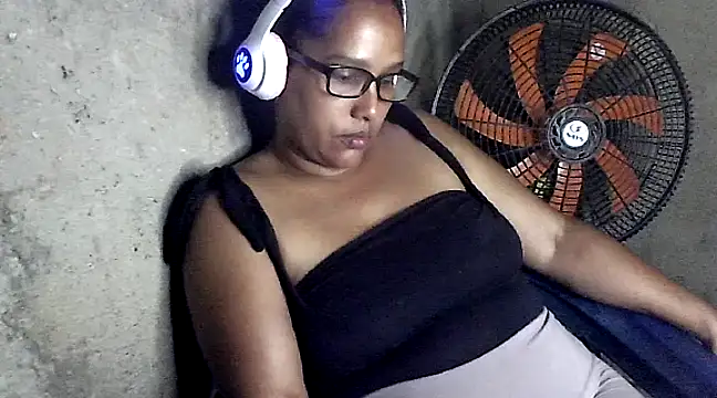 Snapshot of Damita999 chatting on January 2025 02:27:02 AM Damita999 online show from January 2025 02:27:02 AM