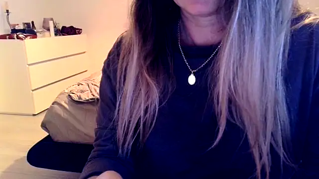 Snapshot of leadileo chatting on November 2025 12:28:01 PM leadileo online show from November 2025 12:28:01 PM