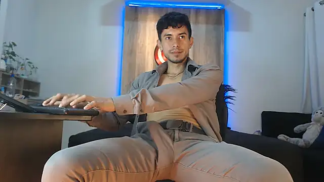 Andrew 4  online show from October 2025 04:02:01 AM