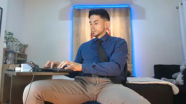 Andrew 4  online show from December 2025 02:43:02 AM