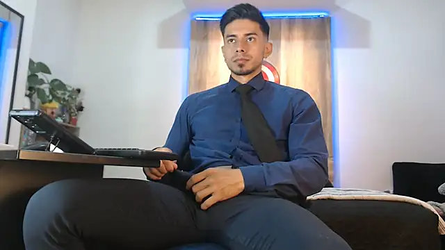 Andrew 4  online show from January 2026 11:43:01 PM