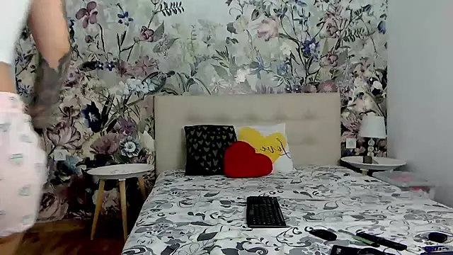 Snapshot of RoseDiamond06 chatting on October 2025 06:46:02 PM RoseDiamond06 online show from October 2025 06:46:02 PM