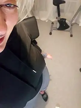 Snapshot of PinkTheHawk chatting on January 2026 10:42:02 AM PinkTheHawk online show from January 2026 10:42:02 AM