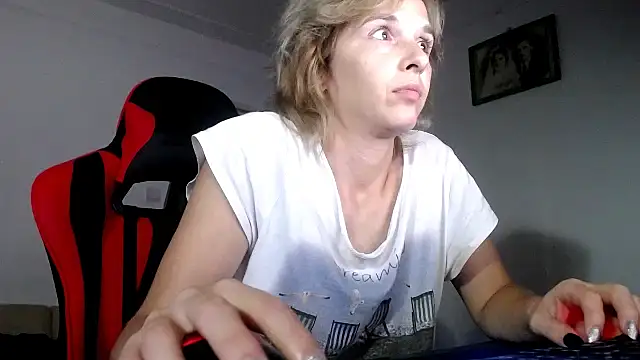 Snapshot of SexxyLety chatting on September 2025 08:20:02 PM SexxyLety online show from September 2025 08:20:02 PM