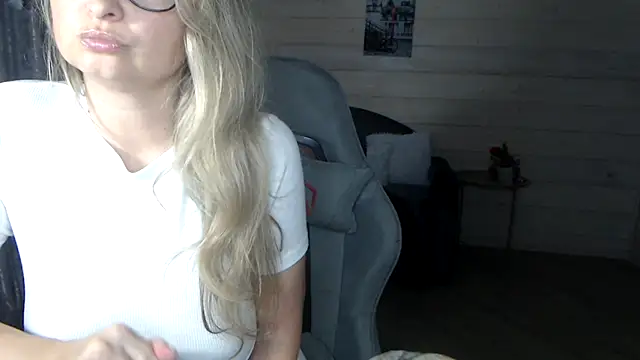 Snapshot of RubiLakros chatting on October 2025 10:27:01 AM RubiLakros online show from October 2025 10:27:01 AM