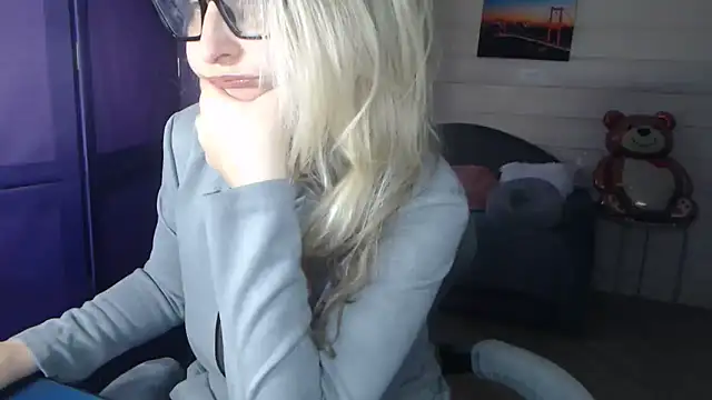 RubiLakros online show from April 2026 01:42:02 PM