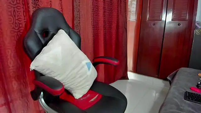 Snapshot of LUISSA_ chatting on January 2025 12:18:01 PM LUISSA online show from January 2025 12:18:01 PM