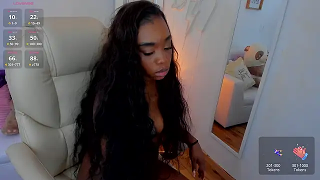Snapshot of zobe_love chatting on March 2025 04:57:02 AM zobe love online show from March 2025 04:57:02 AM