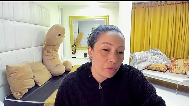 Snapshot of gaby_trent chatting on December 2024 08:40:01 PM gaby trent online show from December 2024 08:40:01 PM