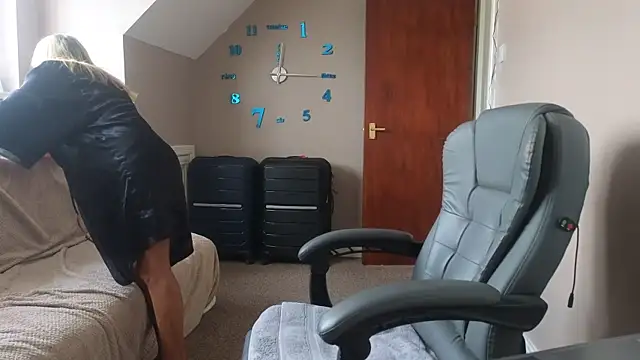 hollyjanesmith online show from October 2025 11:19:01 AM