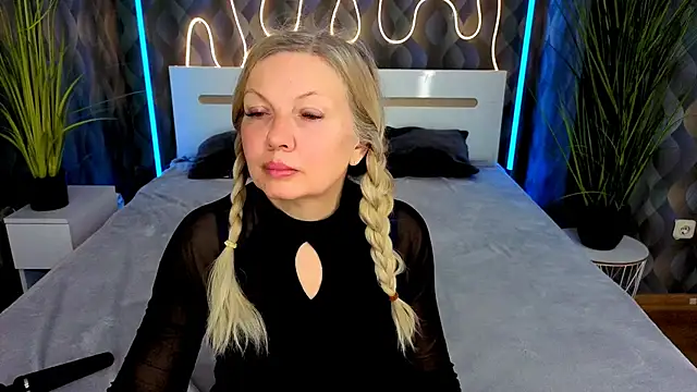 Abby Moore  online show from April 2026 12:52:02 PM
