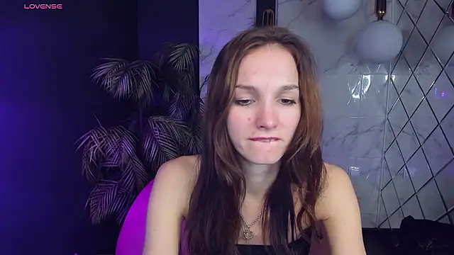 Snapshot of MirandaGlow chatting on December 2024 12:11:02 PM MirandaGlow online show from December 2024 12:11:02 PM