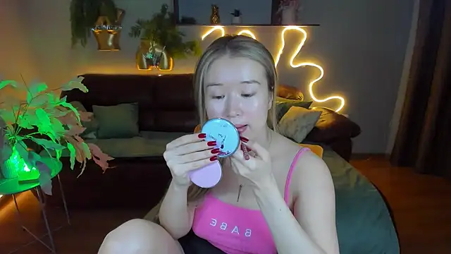 Snapshot of PollyOcean chatting on February 2025 09:54:01 AM PollyOcean online show from February 2025 09:54:01 AM