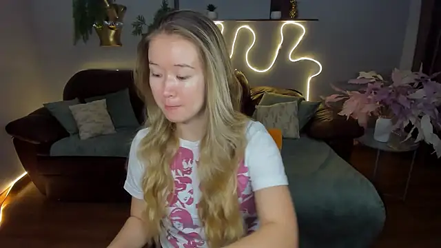 Snapshot of PollyOcean chatting on September 2025 05:40:01 AM PollyOcean online show from September 2025 05:40:01 AM