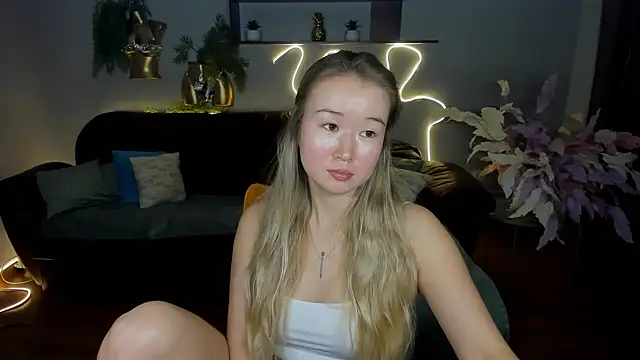 Snapshot of PollyOcean chatting on September 2025 09:44:01 AM PollyOcean online show from September 2025 09:44:01 AM