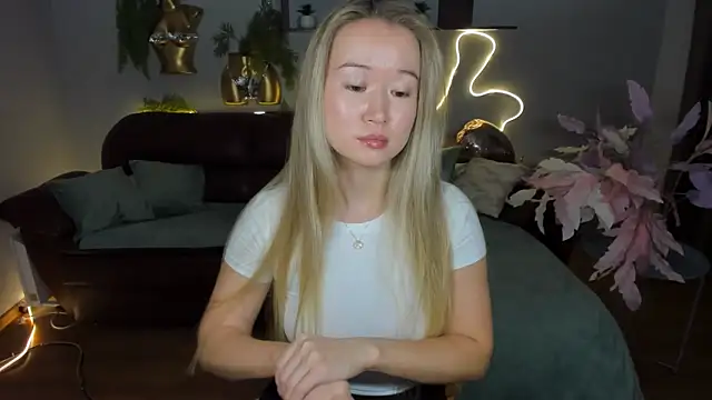 Snapshot of PollyOcean chatting on October 2025 10:44:01 AM PollyOcean online show from October 2025 10:44:01 AM