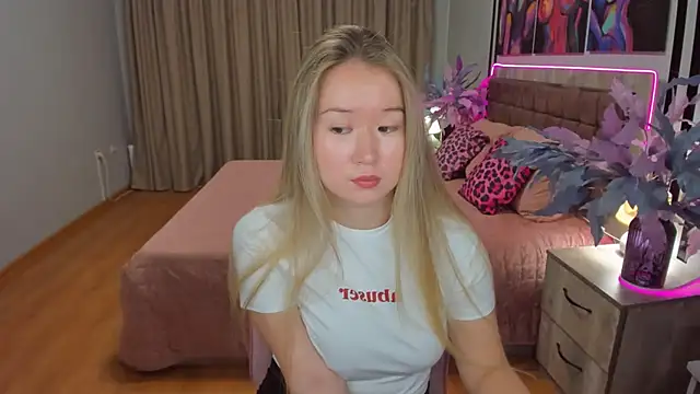 Snapshot of PollyOcean chatting on November 2025 09:42:02 AM PollyOcean online show from November 2025 09:42:02 AM