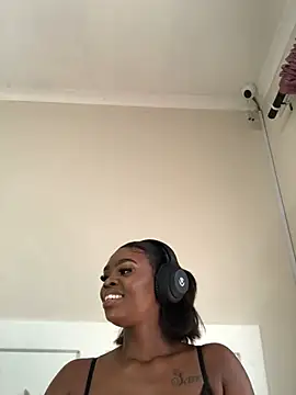 Snapshot of LuciousLips96 chatting on February 2025 07:07:02 AM LuciousLips96 online show from February 2025 07:07:02 AM