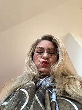 Snapshot of x_elena_x chatting on February 2025 08:11:02 AM x elena x online show from February 2025 08:11:02 AM