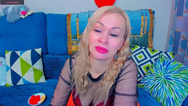 Snapshot of EllenMoore chatting on December 2024 02:42:02 AM EllenMoore online show from December 2024 02:42:02 AM