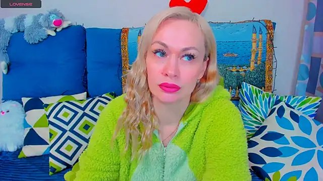 Snapshot of EllenMoore chatting on December 2024 02:41:02 AM EllenMoore online show from December 2024 02:41:02 AM
