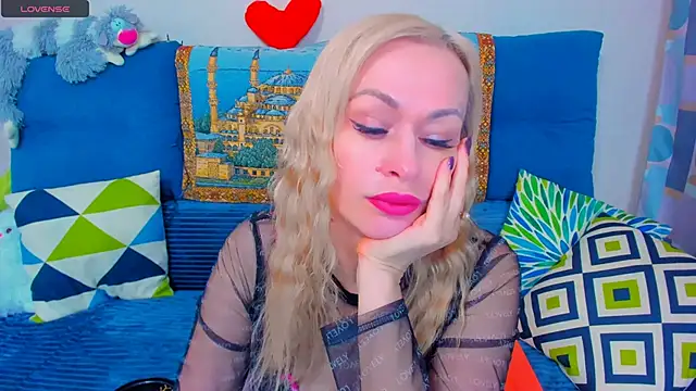 Snapshot of EllenMoore chatting on December 2024 02:45:02 AM EllenMoore online show from December 2024 02:45:02 AM