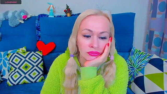Snapshot of EllenMoore chatting on January 2025 02:38:02 AM EllenMoore online show from January 2025 02:38:02 AM