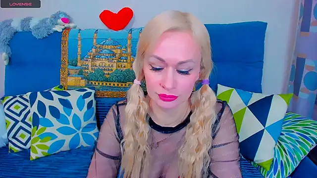 Snapshot of EllenMoore chatting on January 2025 02:35:02 AM EllenMoore online show from January 2025 02:35:02 AM