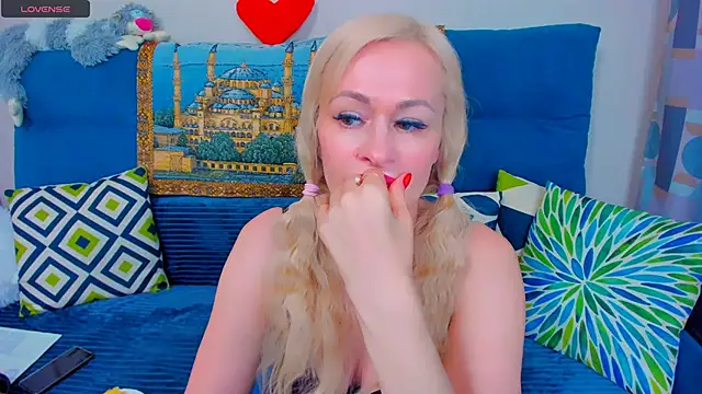 Snapshot of EllenMoore chatting on January 2025 02:38:01 AM EllenMoore online show from January 2025 02:38:01 AM