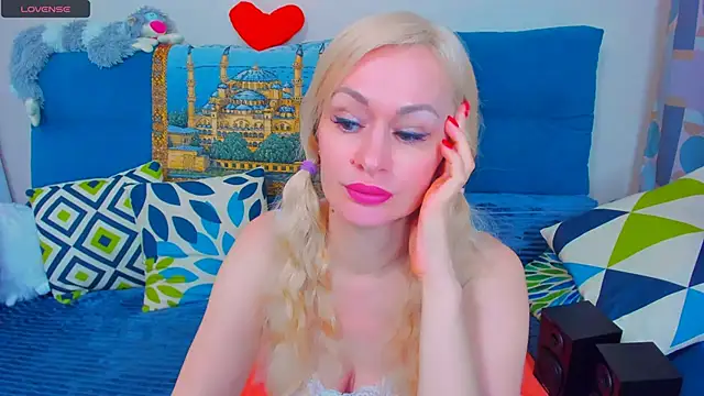 Snapshot of EllenMoore chatting on February 2025 03:55:02 AM EllenMoore online show from February 2025 03:55:02 AM