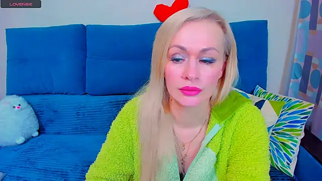 Snapshot of EllenMoore chatting on March 2025 02:05:01 AM EllenMoore online show from March 2025 02:05:01 AM