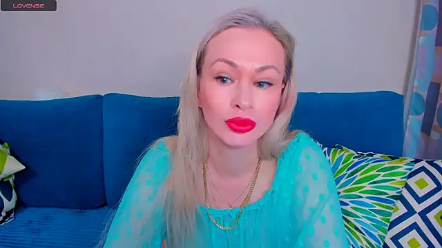 Snapshot of EllenMoore chatting on September 2025 03:06:02 AM EllenMoore online show from September 2025 03:06:02 AM