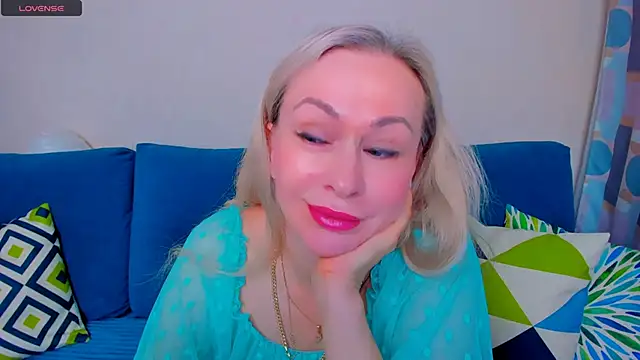 Snapshot of EllenMoore chatting on September 2025 03:07:02 AM EllenMoore online show from September 2025 03:07:02 AM