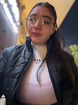 Snapshot of vaneelee chatting on April 2026 11:28:01 PM vaneelee online show from April 2026 11:28:01 PM
