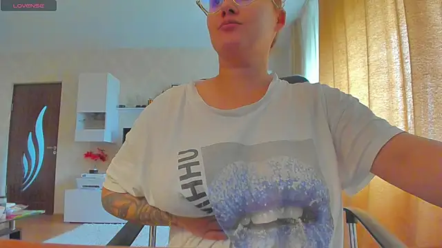 hot evil queen online show from October 2025 10:49:01 AM